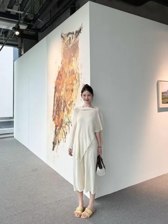 2025夏季新款法式温柔不规则斜肩蝙蝠袖防晒罩衫女外搭吊带连衣裙