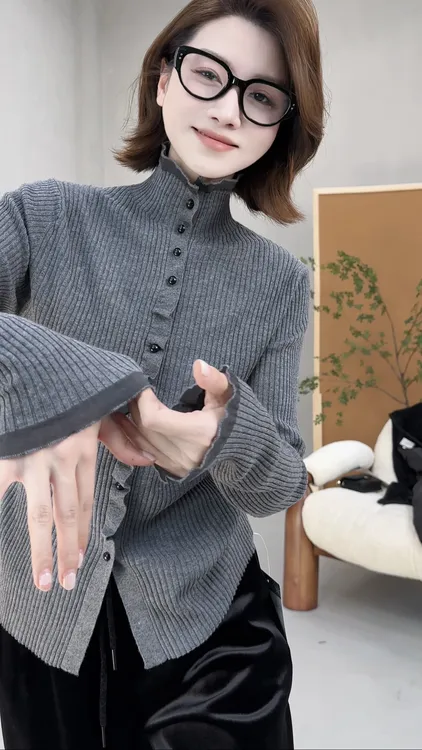 月月 2025秋冬新款小众设计无缝一体立领长袖针织衫 2510C7202
