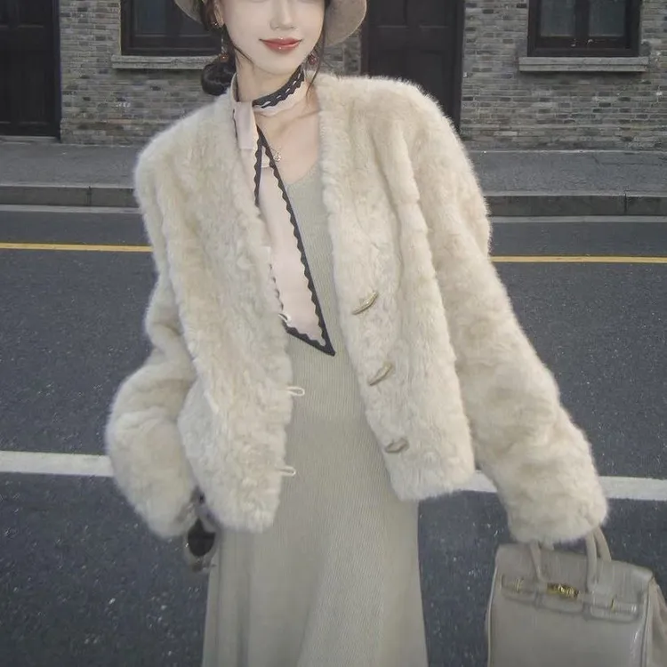 人造皮草 2025极简风冬季长袖仿花狐貂仿皮草常规款V领毛毛短外套