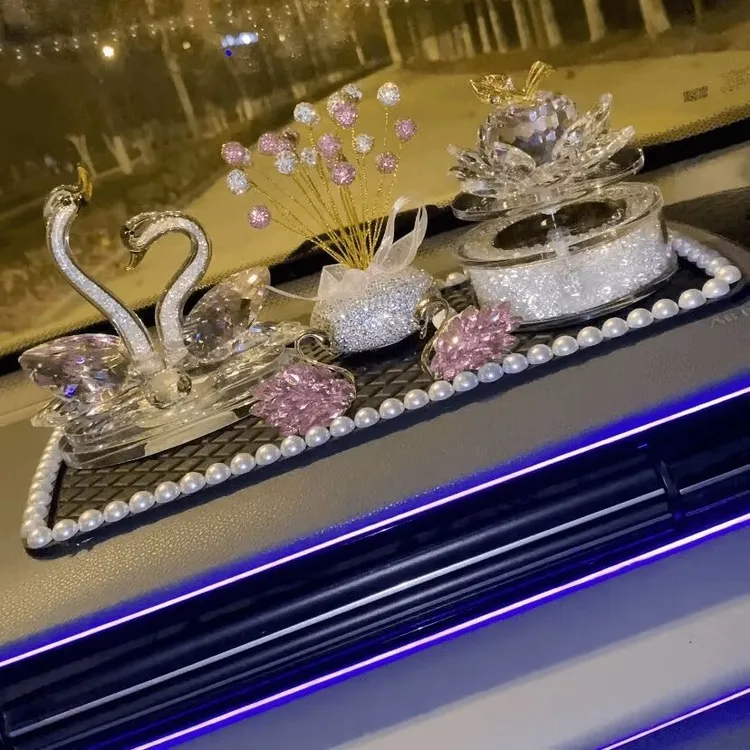 新款太阳能网红2025旋转水晶苹果可爱天鹅香水车内摆件香薰装饰