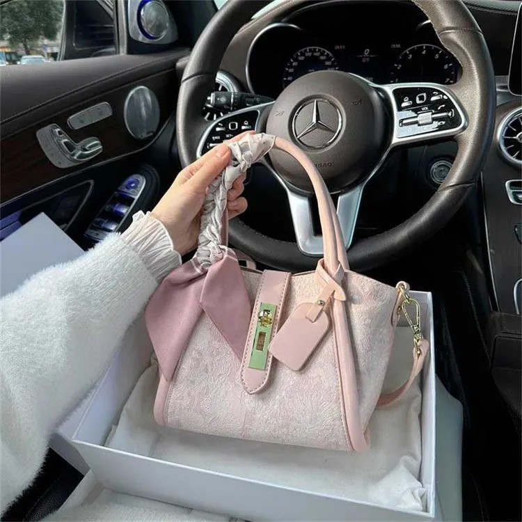 原创设计蕾丝绣花菜篮子包包女2025春夏新款通勤百搭水桶包女包