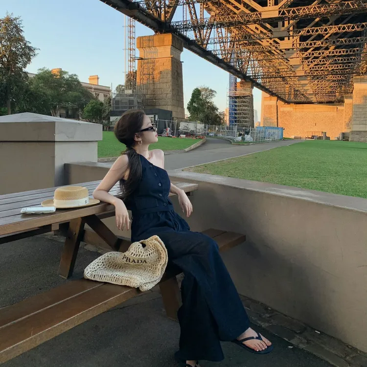 2025夏季新款小众设计感不规则无袖气质上衣女配高腰显瘦休闲裤