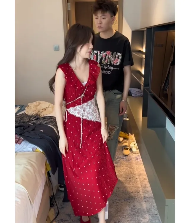 2025夏季新款时尚红色连衣裙气质显瘦洋气休闲百搭温柔甜美连衣裙