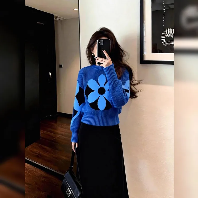 2025冬季爆款蓝色针织衫女气质百搭减龄圆领长袖舒适保暖时尚上衣