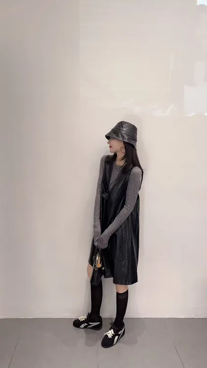 2025秋季新款韩系气质灰色薄款打底衫叠穿高级感气PU皮背心裙套装