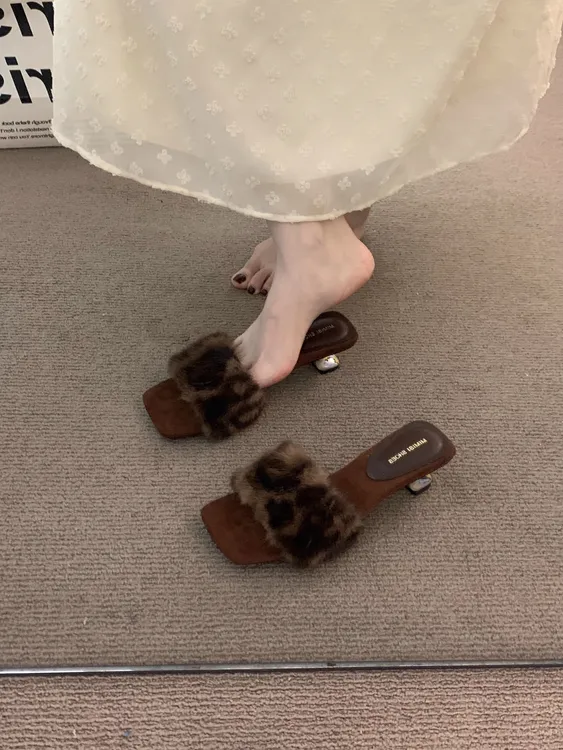 法式中高跟豹纹一字拖鞋女鞋子外穿2025新款秋季复古毛毛凉拖凉鞋