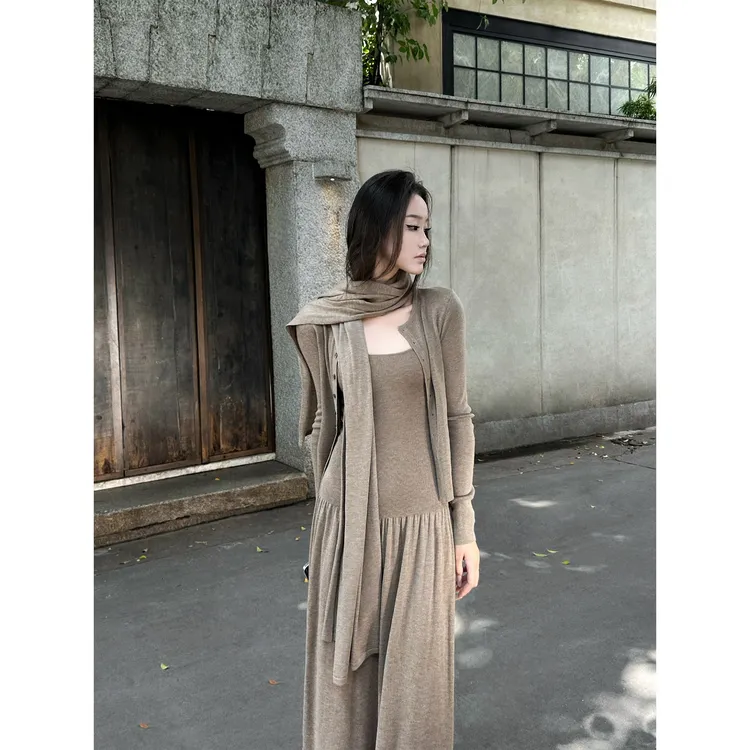 雕塑美学 针织开衫背心裙围巾三件套