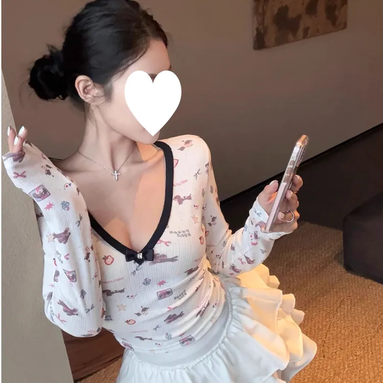 美式复古v领碎花长袖t恤女春秋短款设计感甜辣妹收腰露脐打底上衣