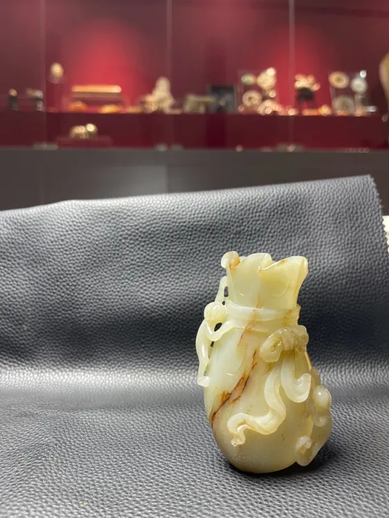 明风格和田玉福袋宝瓶