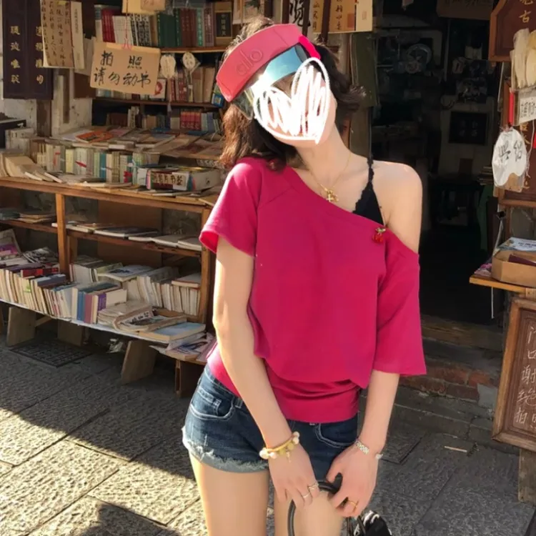 设计感小众辣妹性感斜领露肩短袖T恤女夏季宽松显瘦纯欲红色上衣