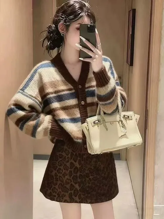 秋冬时尚松弛感千金风撞色条纹长袖系扣针织毛衫+豹纹半身裙套装