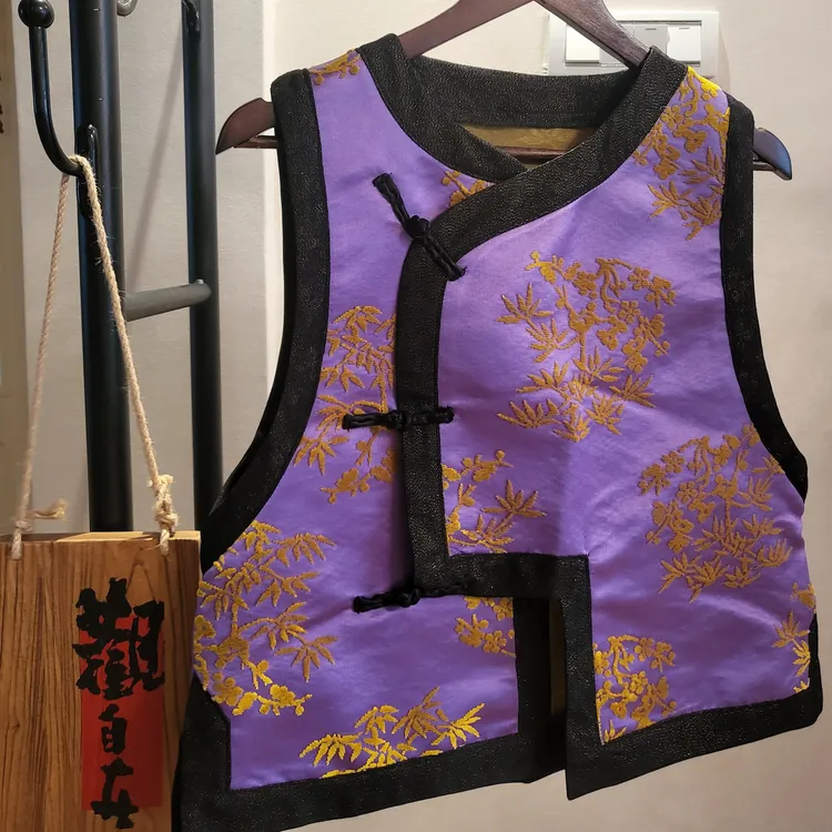 非遗手工漳缎，黑色三经绞罗滚边，绒面是铁球手工打磨出来的