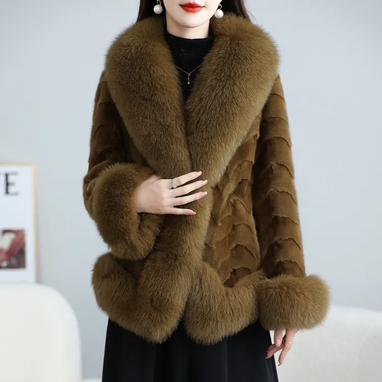 海宁皮草外套女2025新款冬季时尚鹅绒水貂狐狸毛拼貂妈妈貂皮大衣