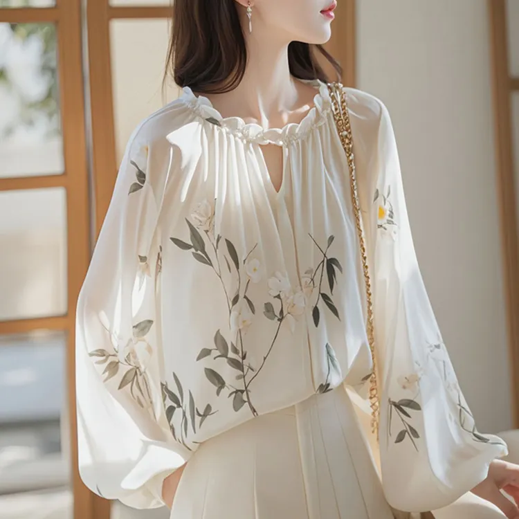 今年流行漂亮早秋新款上衣法式遮肚子雪纺宽松白色长袖碎花小衬衫