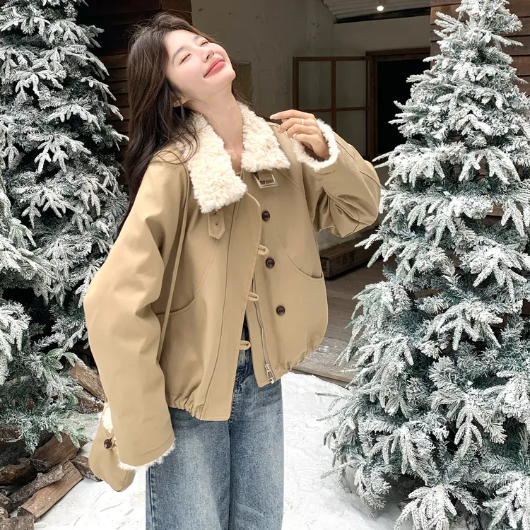 卡其色羊羔毛拼接派克羽绒服女2025冬季新款时尚显瘦90绒短款外套