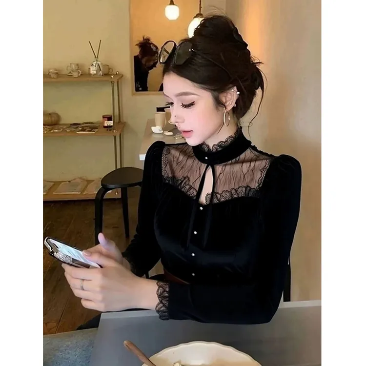 赫本风黑色蕾丝镂空丝绒衬衫女秋冬2025新款设计感洋气修身打底衫