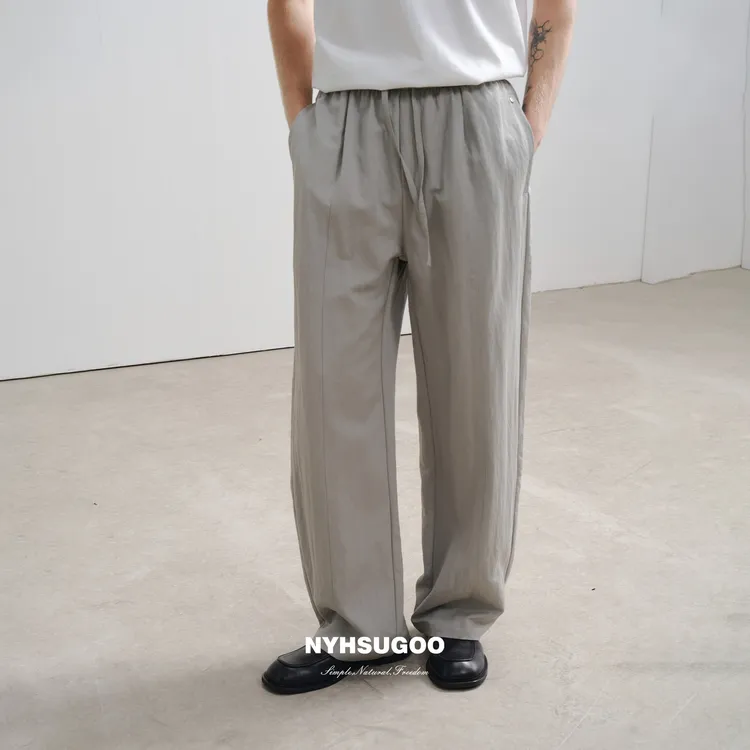 NYHSUGOO/南乙3597春夏男士新品金属牌装饰设计肌理感腰带休闲裤