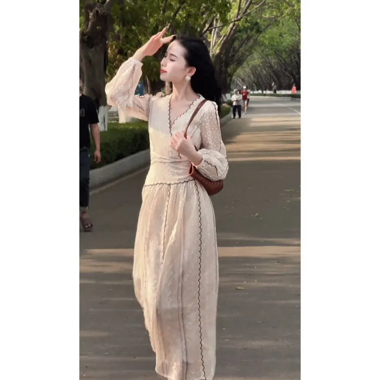 早春法式时尚轻熟风花边时尚V领长袖连衣裙女收腰显瘦气质A字长裙