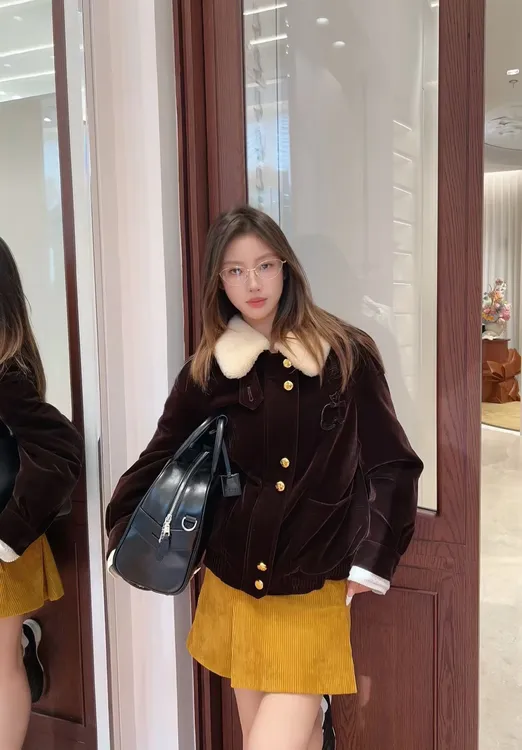 2025冬季新款老钱千金丝绒短款羽绒服廓形休闲夹克半裙