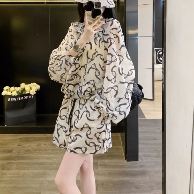 年夏季薄款连帽宽松印花冰感户外透气外套时尚短裤两件套