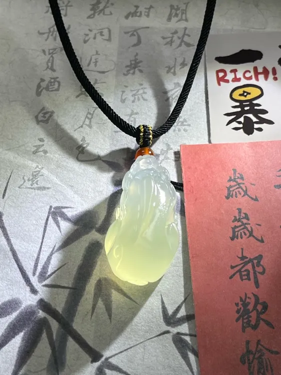 天然岫玉，手工雕刻招财貔貅男女时尚玉石网红挂件，尺寸38mm