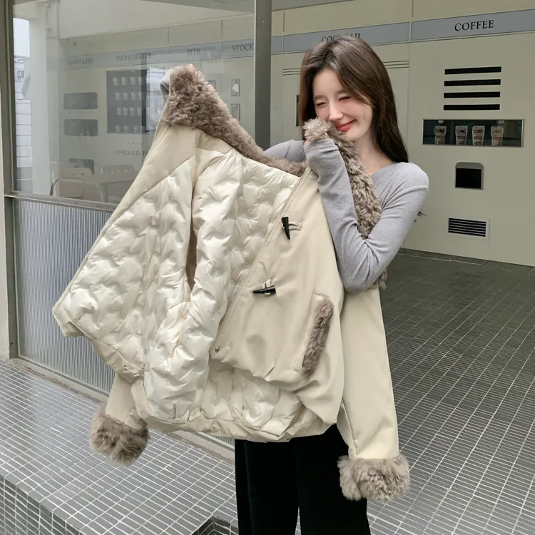复古风毛绒拼接羽绒派克服女2025冬季新款慵懒感牛角扣白鸭绒外套