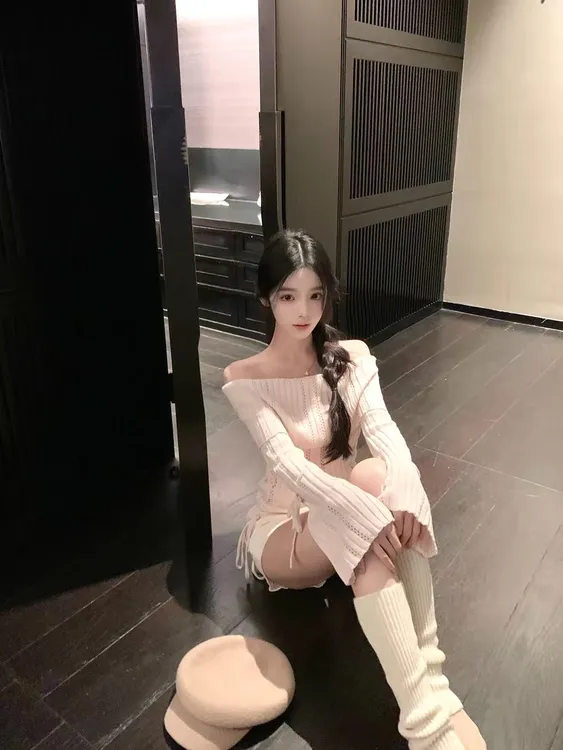 梦梦 MENGMENG｛心动甜心 秋季纯欲温柔气质一字肩喇叭袖毛衣}