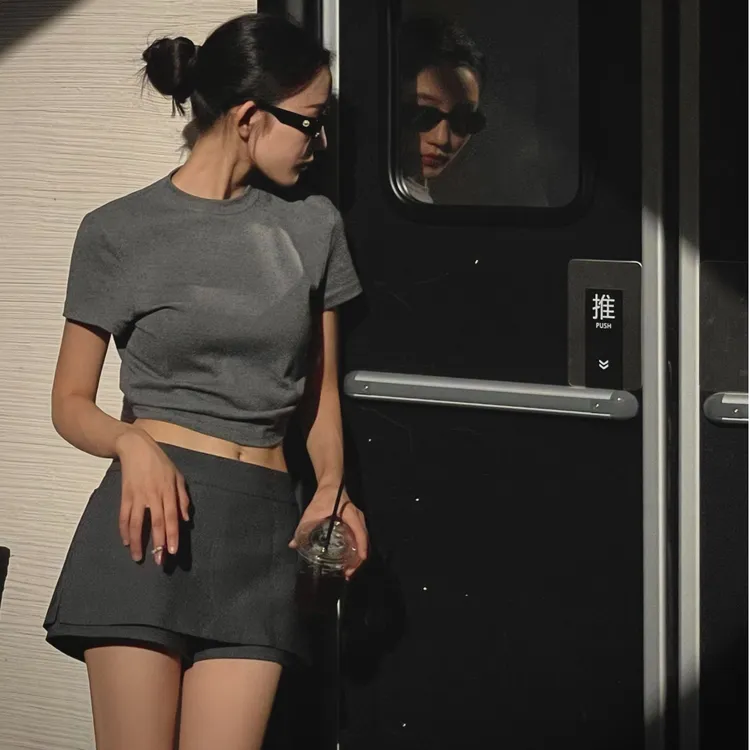 法式时尚套装女夏季韩系辣妹小个子修身灰色T恤高腰裤裙两件套装