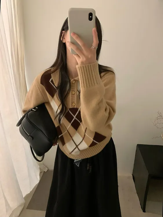 卡其色复古学院风菱格纹三粒扣polo领针织衫女秋冬季休闲百搭毛衣