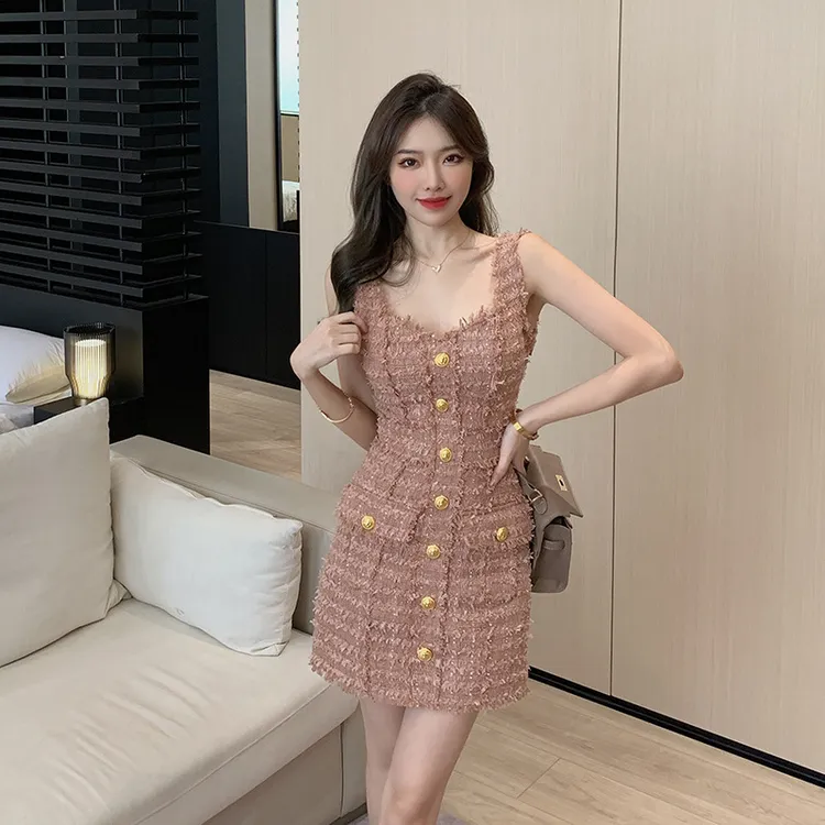 香氛小巴本期重工拉毛工艺金扣连衣裙夏季收腰显瘦吊带连衣短裙