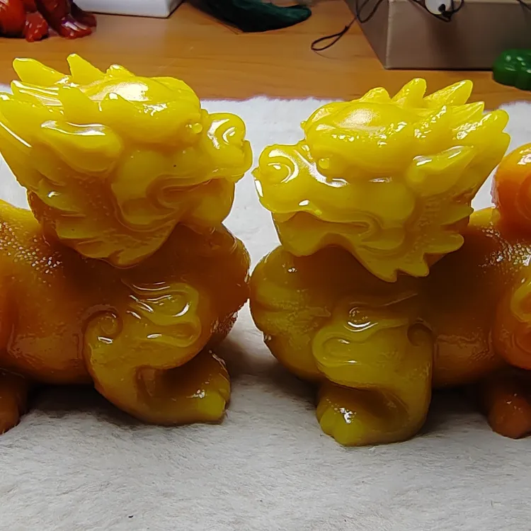 鸡油黄精美立体雕刻麒麟纳福摆件