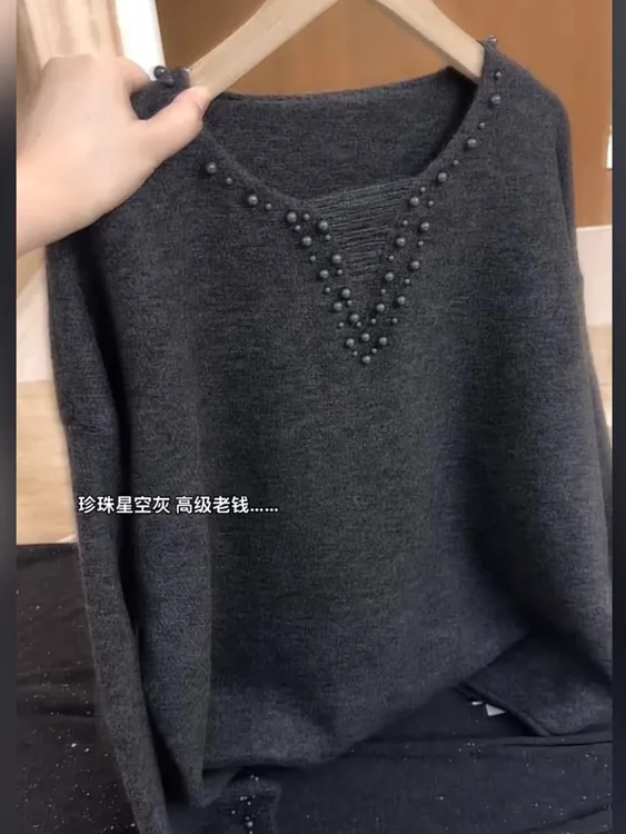 温柔慵懒风V领珍珠装饰女2025秋冬款大码长袖软糯高级感针织上衣