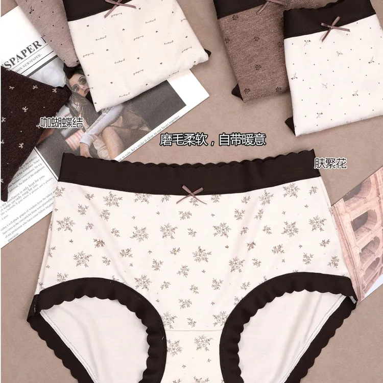 万络媞6854中腰磨毛奶咖色内裤少女柔软舒适碎花烫银印花三角底裤