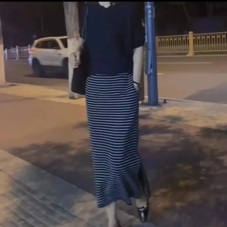 新款时尚百搭上衣条纹半身裙女装