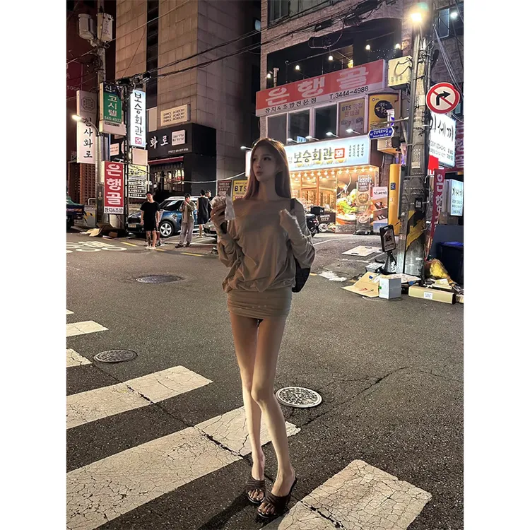 2025秋季新款纯欲性感辣妹风一字肩长袖褶皱连衣裙女显瘦包臀短裙