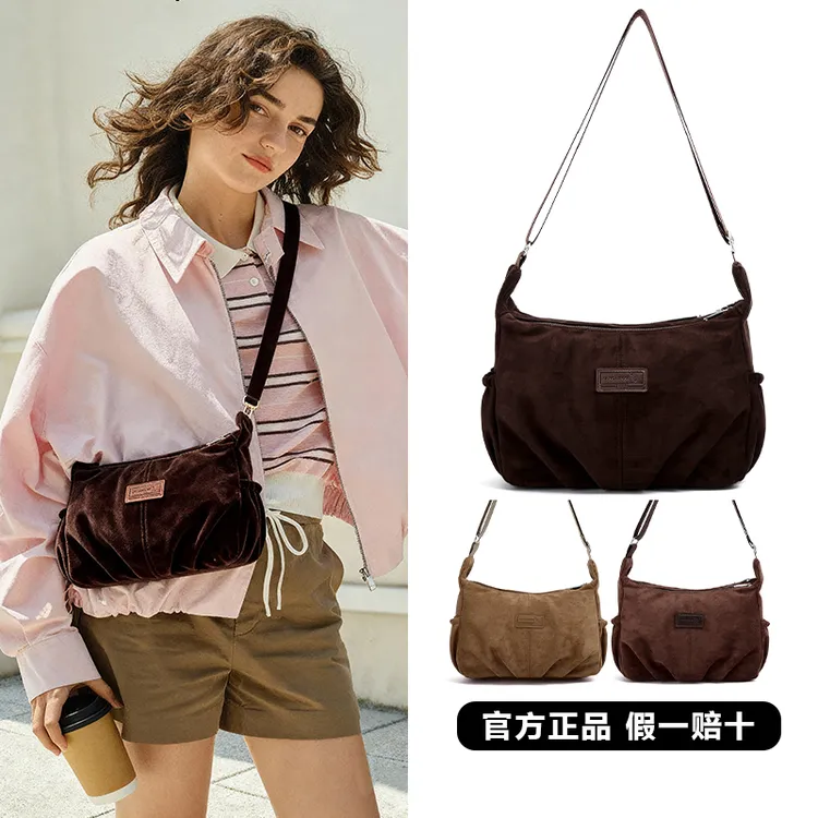 【袋鼠正品】翻毛皮2025新款时尚单肩斜挎包休闲多隔层云朵褶皱包