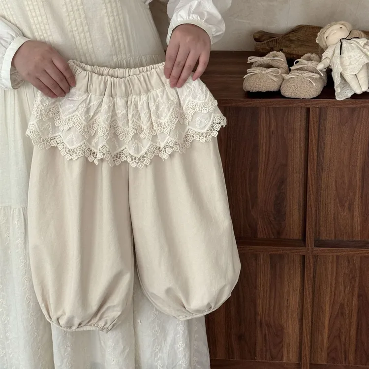 女童裤子秋装2025新款儿童灯笼裤蕾丝花边洋气宝宝屁帘休闲裤长裤