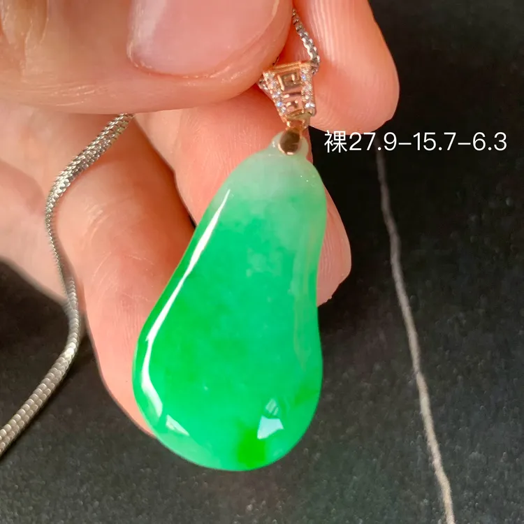 冰阳绿福瓜天然翡翠吊坠 镶嵌精致 女生配饰