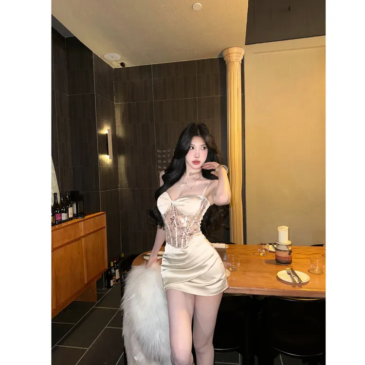 【冰雪奇缘】2025秋冬新款法式轻奢气质辣妹蕾丝鱼骨吊带连衣裙短裙