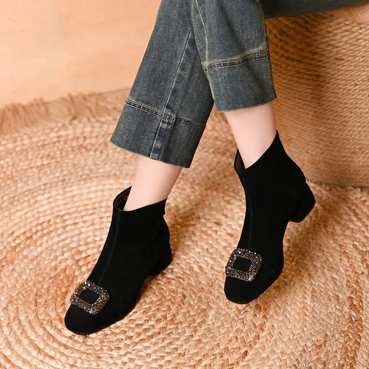 法式方扣短靴女2025秋冬季新款方头绒面中跟瘦瘦靴粗跟马丁靴
