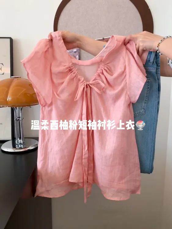 2025夏季新款v领系带松紧褶皱小飞袖上衣气质百搭西柚粉绝美小衫