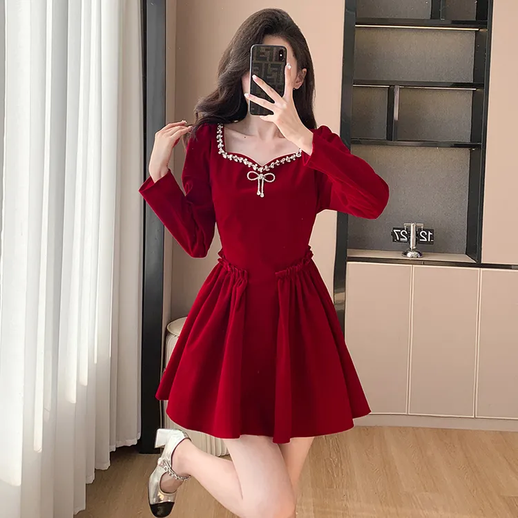 法式重工方领a字丝绒连衣裙女秋冬新款新年战袍收腰显瘦蓬蓬短裙