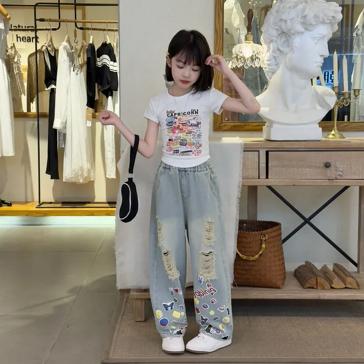 女童夏季2025新款洋气时髦百搭卡通动漫涂鸦短袖印花弯刀破洞裤潮