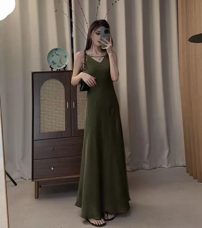 超长连衣裙橄榄绿吊带裙！显瘦气质吊带裙轻奢肌理感缎面加长裙