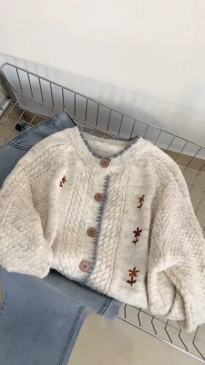 韩系软糯高级感圆领花朵刺绣开衫毛衣外套女秋冬款慵懒风穿搭上衣