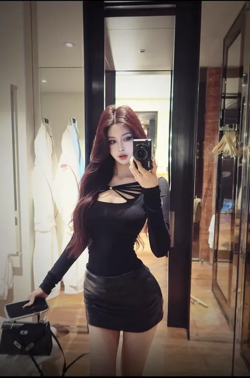 2026春季新款设计感辣妹气质交叉显瘦长袖上衣配包臀皮裙两件套女