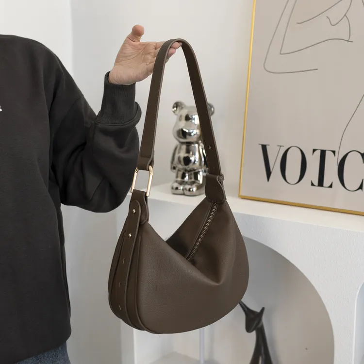 2025年秋冬新款女士腋下包大容量休闲单肩斜挎包通勤简约饺子包包