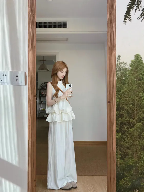 法式温柔松弛感穿搭套装高级感轻熟无袖花苞上衣半身裙女两件套