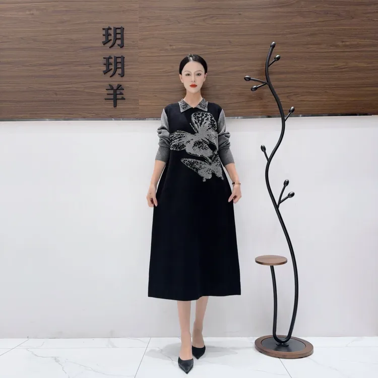 A300灰黑蝴蝶拼接锆钻设计款气质秋冬轻奢针织连衣裙时尚复古