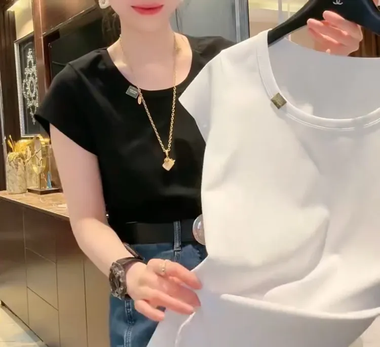 简约大气圆领方标短袖打底衫